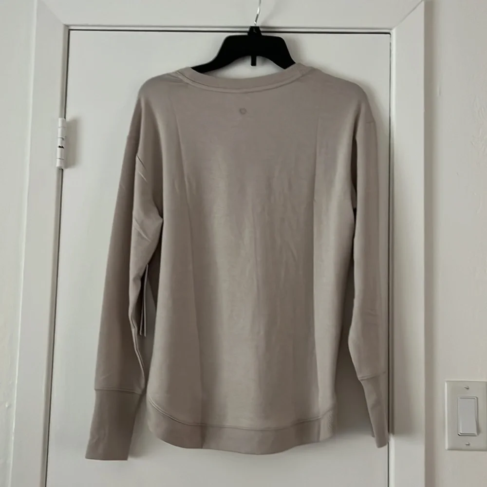 NWT Soft Rounded Hem Tee with Thumb Holes - Picture 10 of 13